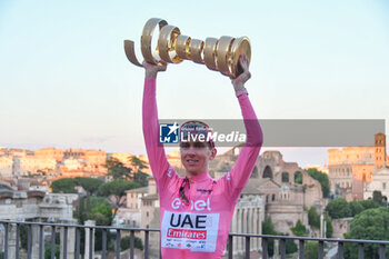 2024-05-26 - Tadej Pogacar with Trofeo Senza Fine of Giro D'Italia 2024 - STAGE 21 - ROMA-ROMA - GIRO D'ITALIA - CYCLING