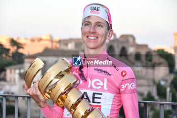 2024-05-26 - Tadej Pogacar with Trofeo Senza Fine of Giro D'Italia 2024 - STAGE 21 - ROMA-ROMA - GIRO D'ITALIA - CYCLING