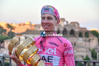 2024-05-26 - Tadej Pogacar with Trofeo Senza Fine of Giro D'Italia 2024 - STAGE 21 - ROMA-ROMA - GIRO D'ITALIA - CYCLING