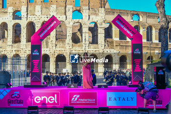 2024-05-26 - Eleonora Incadorna with Trofeo Senza Fine of Giro D'Italia 2024 - STAGE 21 - ROMA-ROMA - GIRO D'ITALIA - CYCLING