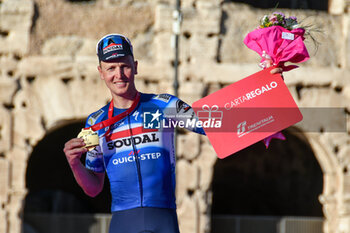 2024-05-26 - Tim Merlier of Quick Step win the stage 21 Roma-Roma of Giro D'Italia 2024 - STAGE 21 - ROMA-ROMA - GIRO D'ITALIA - CYCLING