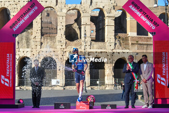 2024-05-26 - Tim Merlier of Quick Step win the stage 21 Roma-Roma of Giro D'Italia 2024 - STAGE 21 - ROMA-ROMA - GIRO D'ITALIA - CYCLING