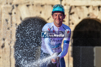 2024-05-26 - Antonio Tiberi of Bahrain Victoruis win the Maglia Bianca after stage 21 Roma-Roma of Giro D'Italia 2024 - STAGE 21 - ROMA-ROMA - GIRO D'ITALIA - CYCLING