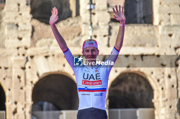 2024-05-26 - Tadej Pogacar of UAE Emirates win the Maglia Ciclamino after stage 21 Roma-Roma of Giro D'Italia 2024 - STAGE 21 - ROMA-ROMA - GIRO D'ITALIA - CYCLING