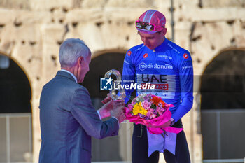 2024-05-26 - Tadej Pogacar of UAE Emirates win the Maglia Azzurra after stage 21 Roma-Roma of Giro D'Italia 2024 - STAGE 21 - ROMA-ROMA - GIRO D'ITALIA - CYCLING