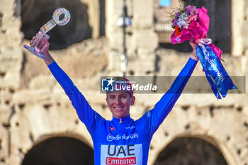 2024-05-26 - Tadej Pogacar of UAE Emirates win the Maglia Azzurra after stage 21 Roma-Roma of Giro D'Italia 2024 - STAGE 21 - ROMA-ROMA - GIRO D'ITALIA - CYCLING