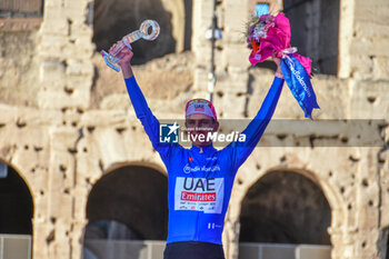 2024-05-26 - Tadej Pogacar of UAE Emirates win the Maglia Azzurra after stage 21 Roma-Roma of Giro D'Italia 2024 - STAGE 21 - ROMA-ROMA - GIRO D'ITALIA - CYCLING