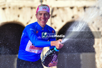 2024-05-26 - Tadej Pogacar of UAE Emirates win the Maglia Azzurra after stage 21 Roma-Roma of Giro D'Italia 2024 - STAGE 21 - ROMA-ROMA - GIRO D'ITALIA - CYCLING