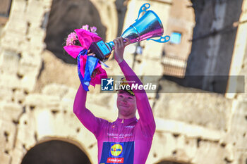 2024-05-26 - Jonathan Milan of Lidl Trek win the Maglia Ciclamino after stage 21 Roma-Roma of Giro D'Italia 2024 - STAGE 21 - ROMA-ROMA - GIRO D'ITALIA - CYCLING