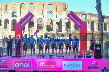 2024-05-26 - Decathlon AG2R La Mondiane win prize of Superteama - Stage 21 Roma-Roma of Giro D'Italia 2024 - STAGE 21 - ROMA-ROMA - GIRO D'ITALIA - CYCLING