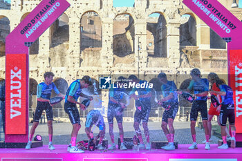 2024-05-26 - Decathlon AG2R La Mondiane win prize of Superteama - Stage 21 Roma-Roma of Giro D'Italia 2024 - STAGE 21 - ROMA-ROMA - GIRO D'ITALIA - CYCLING