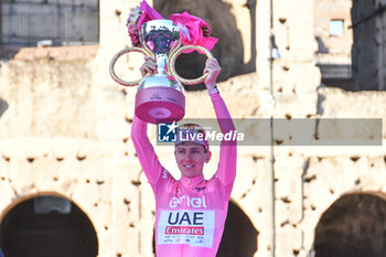 2024-05-26 - Tadej Pogacar (UAE Emirates) with Trophie Bonacossa - Stage 21 Roma-Roma of Giro D'Italia 2024 - STAGE 21 - ROMA-ROMA - GIRO D'ITALIA - CYCLING