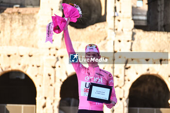 2024-05-26 - Tadej Pogacar (UAE Emirates) with prize of ZondaCrypto FantaGiro - Stage 21 Roma-Roma of Giro D'Italia 2024 - STAGE 21 - ROMA-ROMA - GIRO D'ITALIA - CYCLING