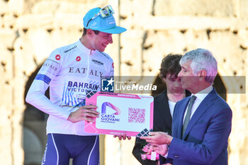 2024-05-26 - Antonio Tiberi (Bahrain Victorius) win prize of Miglior Giovane - Stage 21 Roma-Roma of Giro D'Italia 2024 - STAGE 21 - ROMA-ROMA - GIRO D'ITALIA - CYCLING