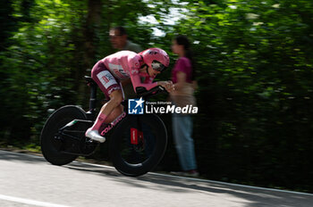 2024-05-18 - Tadej Pogačar, UAE Team Emirates - STAGE 14 - CASTIGLIONE DELLE STIVIERE-DESENZANO DEL GARDA - GIRO D'ITALIA - CYCLING