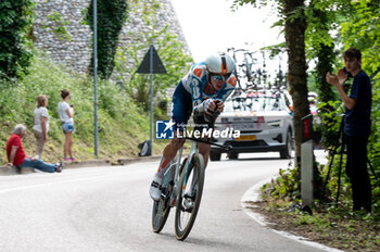 2024-05-18 - Romain Bardet, Team DSM-Firmenich PostNL - STAGE 14 - CASTIGLIONE DELLE STIVIERE-DESENZANO DEL GARDA - GIRO D'ITALIA - CYCLING