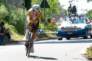 2024-05-18 - Luke Plapp, team Jayco AlUla - STAGE 14 - CASTIGLIONE DELLE STIVIERE-DESENZANO DEL GARDA - GIRO D'ITALIA - CYCLING