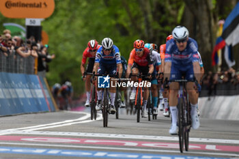 2024-05-04 - the group reaches to finih line of during Venaria Reale-Torino - Stage 1 of Giro D'Italia 2024 - STAGE 1 - VENARIA REALE-TORINO - GIRO D'ITALIA - CYCLING