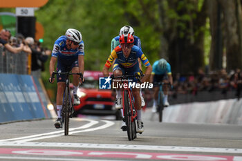 2024-05-04 - the group reaches to finih line of during Venaria Reale-Torino - Stage 1 of Giro D'Italia 2024 - STAGE 1 - VENARIA REALE-TORINO - GIRO D'ITALIA - CYCLING