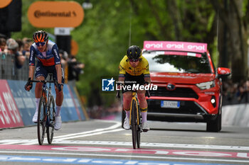 2024-05-04 - the group reaches to finih line of during Venaria Reale-Torino - Stage 1 of Giro D'Italia 2024 - STAGE 1 - VENARIA REALE-TORINO - GIRO D'ITALIA - CYCLING