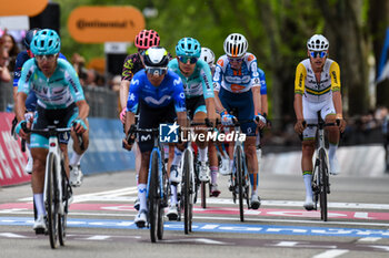 2024-05-04 - the group reaches to finih line of during Venaria Reale-Torino - Stage 1 of Giro D'Italia 2024 - STAGE 1 - VENARIA REALE-TORINO - GIRO D'ITALIA - CYCLING