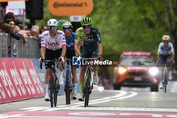 2024-05-04 - the group reaches to finih line of during Venaria Reale-Torino - Stage 1 of Giro D'Italia 2024 - STAGE 1 - VENARIA REALE-TORINO - GIRO D'ITALIA - CYCLING