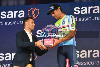 04/05/2024 - Calmejane Jhonatan with prize Sara Assicurazioni during Venaria Reale-Torino - Stage 1 of Giro D'Italia 2024 - STAGE 1 - VENARIA REALE-TORINO - GIRO D'ITALIA - CICLISMO