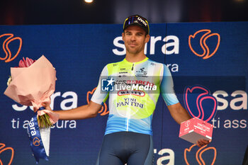 2024-05-04 - Calmejane Jhonatan with prize Sara Assicurazioni during Venaria Reale-Torino - Stage 1 of Giro D'Italia 2024 - STAGE 1 - VENARIA REALE-TORINO - GIRO D'ITALIA - CYCLING