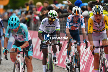 2024-05-05 - the group reaches to finih line of San Francesco Al Campo (TO)-Santuario di Oropa (BI) - Stage 2 of Giro D'Italia 2024 - STAGE 2 - S.FRANCESCO AL CAMPO-SANTUARIO DI OROPA - GIRO D'ITALIA - CYCLING