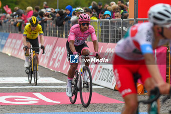 2024-05-05 - the group reaches to finih line of San Francesco Al Campo (TO)-Santuario di Oropa (BI) - Stage 2 of Giro D'Italia 2024 - STAGE 2 - S.FRANCESCO AL CAMPO-SANTUARIO DI OROPA - GIRO D'ITALIA - CYCLING