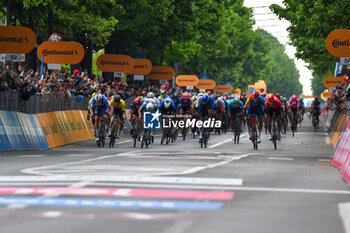 2024-05-06 - Sprint coming to the finish line with Tim Merlier and Jonathan Milan of Stage 3 - Novara-Fossano - Giro d'Italia 2024 - STAGE 3 - NOVARA-FOSSANO - GIRO D'ITALIA - CYCLING