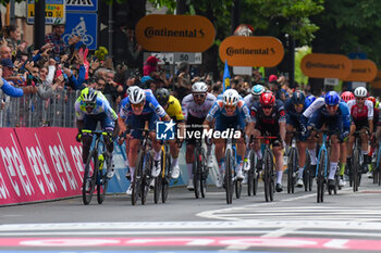 2024-05-06 - Sprint coming to the finish line with Tim Merlier and Jonathan Milan of Stage 3 - Novara-Fossano - Giro d'Italia 2024 - STAGE 3 - NOVARA-FOSSANO - GIRO D'ITALIA - CYCLING