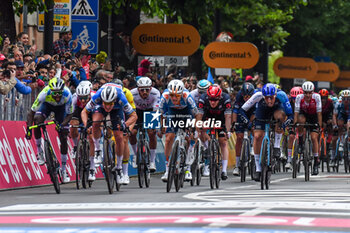 2024-05-06 - Sprint coming to the finish line with Tim Merlier and Jonathan Milan of Stage 3 - Novara-Fossano - Giro d'Italia 2024 - STAGE 3 - NOVARA-FOSSANO - GIRO D'ITALIA - CYCLING