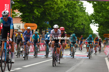 2024-05-06 - the group reaches the finish line of Stage 3 - Novara-Fossano - Giro d'Italia 2024 - STAGE 3 - NOVARA-FOSSANO - GIRO D'ITALIA - CYCLING