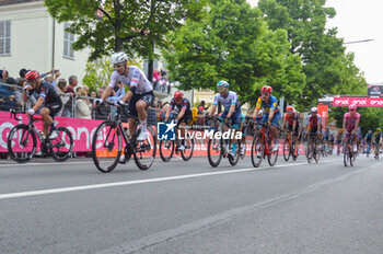 2024-05-06 - the group reaches the finish line of Stage 3 - Novara-Fossano - Giro d'Italia 2024 - STAGE 3 - NOVARA-FOSSANO - GIRO D'ITALIA - CYCLING