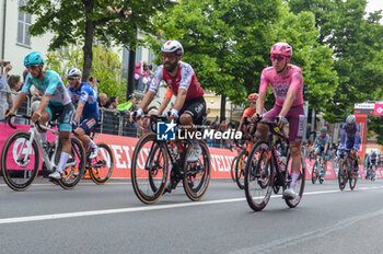 2024-05-06 - the group reaches the finish line of Stage 3 - Novara-Fossano - Giro d'Italia 2024 - STAGE 3 - NOVARA-FOSSANO - GIRO D'ITALIA - CYCLING