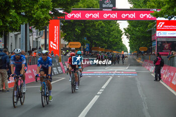 2024-05-06 - the group reaches the finish line of Stage 3 - Novara-Fossano - Giro d'Italia 2024 - STAGE 3 - NOVARA-FOSSANO - GIRO D'ITALIA - CYCLING