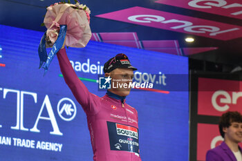 2024-05-06 - Tim Merlier with Maglia Ciclamino after Stage 3 - Novara-Fossano - Giro d'Italia 2024 - STAGE 3 - NOVARA-FOSSANO - GIRO D'ITALIA - CYCLING