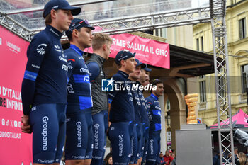 2024-05-07 - Groupama FDJ on the signature podium Tappa 4 - Acqui Terme-Andora - Giro d'Italia 2024 - STAGE 4 - AQUI TERME-ANDORA - GIRO D'ITALIA - CYCLING