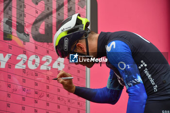 2024-05-07 - Movistar Team on the signature podium Tappa 4 - Acqui Terme-Andora - Giro d'Italia 2024 - STAGE 4 - AQUI TERME-ANDORA - GIRO D'ITALIA - CYCLING