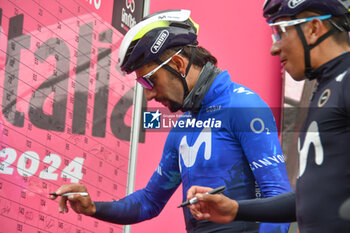 2024-05-07 - Movistar Team on the signature podium Tappa 4 - Acqui Terme-Andora - Giro d'Italia 2024 - STAGE 4 - AQUI TERME-ANDORA - GIRO D'ITALIA - CYCLING