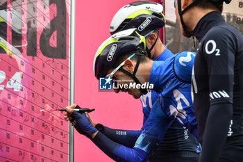 2024-05-07 - Movistar Team on the signature podium Tappa 4 - Acqui Terme-Andora - Giro d'Italia 2024 - STAGE 4 - AQUI TERME-ANDORA - GIRO D'ITALIA - CYCLING