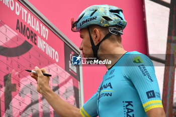 2024-05-07 - Astana Qazaqstan Team on the signature podium Tappa 4 - Acqui Terme-Andora - Giro d'Italia 2024 - STAGE 4 - AQUI TERME-ANDORA - GIRO D'ITALIA - CYCLING