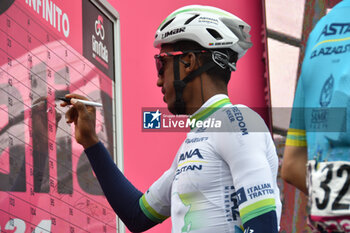 2024-05-07 - Astana Qazaqstan Team on the signature podium Tappa 4 - Acqui Terme-Andora - Giro d'Italia 2024 - STAGE 4 - AQUI TERME-ANDORA - GIRO D'ITALIA - CYCLING