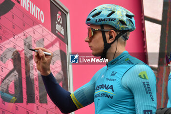 07/05/2024 - Astana Qazaqstan Team on the signature podium Tappa 4 - Acqui Terme-Andora - Giro d'Italia 2024 - STAGE 4 - AQUI TERME-ANDORA - GIRO D'ITALIA - CICLISMO