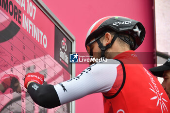 2024-05-07 - Cofidis Team on the signature podium Tappa 4 - Acqui Terme-Andora - Giro d'Italia 2024 - STAGE 4 - AQUI TERME-ANDORA - GIRO D'ITALIA - CYCLING