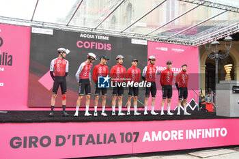 2024-05-07 - Cofidis Team on the signature podium Tappa 4 - Acqui Terme-Andora - Giro d'Italia 2024 - STAGE 4 - AQUI TERME-ANDORA - GIRO D'ITALIA - CYCLING