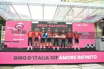 2024-05-07 - Arkea B&B Hotels on the signature podium Tappa 4 - Acqui Terme-Andora - Giro d'Italia 2024 - STAGE 4 - AQUI TERME-ANDORA - GIRO D'ITALIA - CYCLING