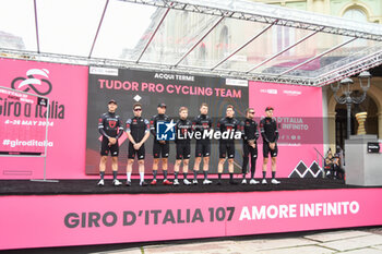 2024-05-07 - Tudor Pro Cycling Team on the signature podium Tappa 4 - Acqui Terme-Andora - Giro d'Italia 2024 - STAGE 4 - AQUI TERME-ANDORA - GIRO D'ITALIA - CYCLING