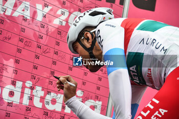 2024-05-07 - Team Polti Kometa on the signature podium Tappa 4 - Acqui Terme-Andora - Giro d'Italia 2024 - STAGE 4 - AQUI TERME-ANDORA - GIRO D'ITALIA - CYCLING